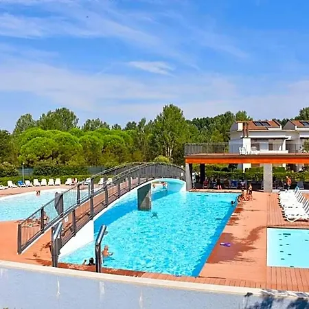 Cozy With Swimming Pool And Fireplace